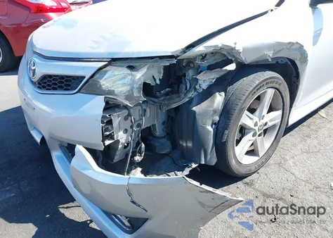 2014 Toyota Camry Se z USA, uszkodzony, nr VIN 4T1BF1FK8EU446074